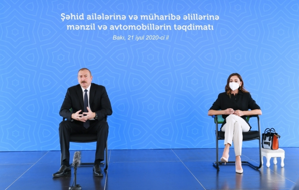 Bakıda şəhid ailələrinə, müharibə əlillərinə mənzillərin və avtomobillərin təqdim olunması mərasimi keçirilib  Prezident İlham Əliyev və birinci xanım Mehriban Əliyeva təqdimat mərasimində iştirak ediblər YENİLƏNİB VİDEO