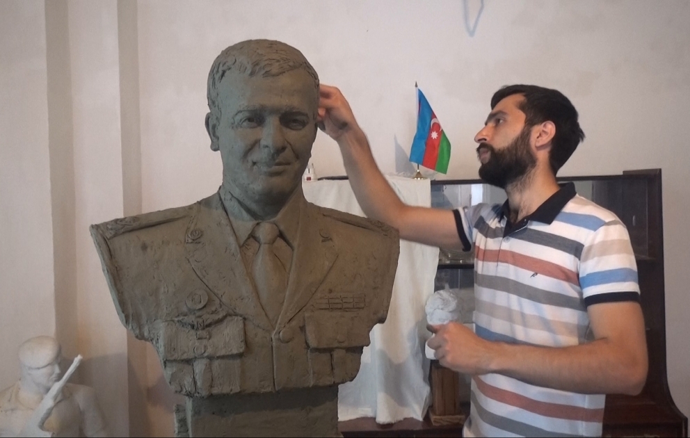Beyləqanlı heykəltəraş şəhid general-mayor Polad Həşimovun büstünü hazırlayıbVİDEO