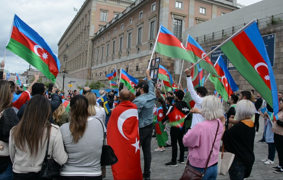 Azərbaycan diasporu Ermənistanın son təxribatlarına qarşı İsveç parlamentinin önündə etiraz aksiyası keçiribVİDEO