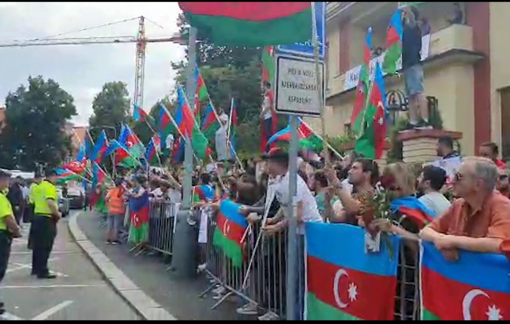 Praqadakı Azərbaycan icması erməni nümayişçiləri ölkəmizin səfirliyinin binası yanında “qarşılayıb”VİDEO ​