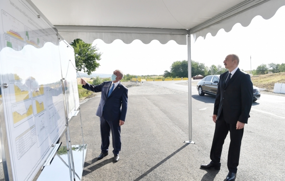 Präsident Ilham Aliyev macht sich mit Projekt für Rekonstruktion eines Teils der Autobahn Baku-Schamachi-Muganli-Ismayilli-Gabala vertraut VIDEO