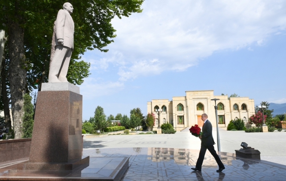 Le président de la République se recueille devant le monument du leader national Heydar Aliyev à Ismayilli VIDEO