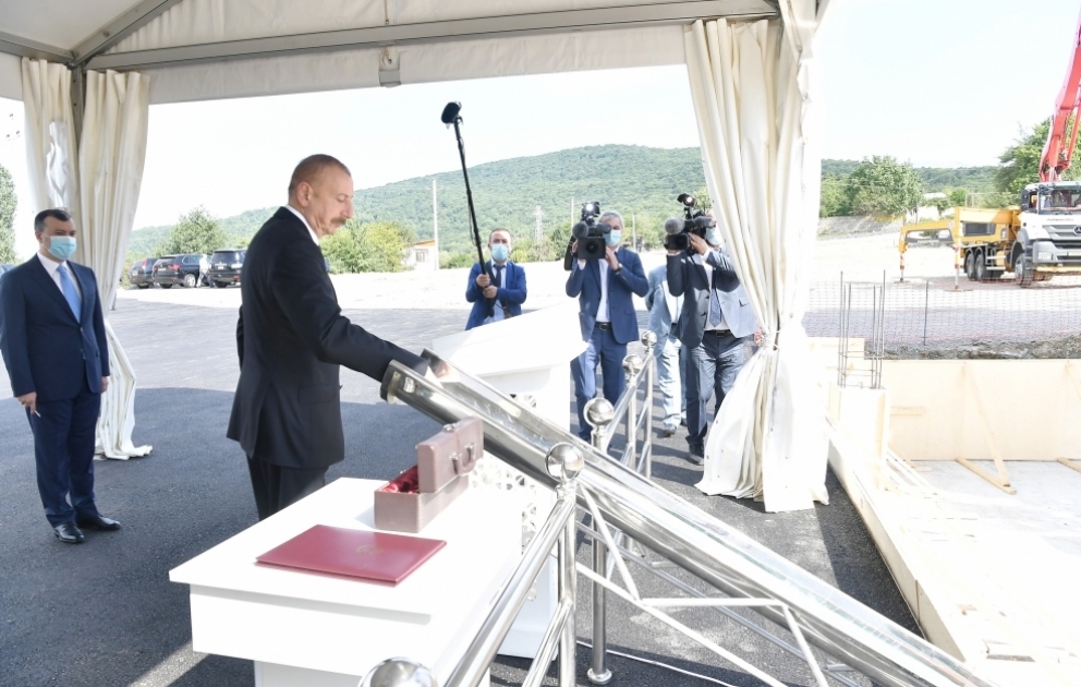 Präsident Ilham Aliyev nimmt an der Grundsteinlegung eines kreativen Ausstellungs- und Verkaufszentrums in Ismayilli teil VIDEO