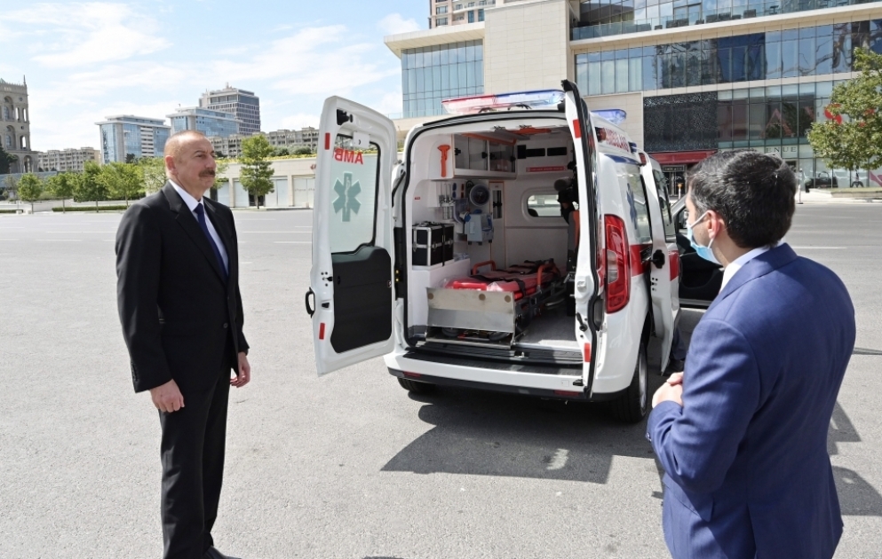 Präsident Ilham Aliyev besichtigt nach Aserbaidschan neu gebrachte Krankenwagen VIDEO