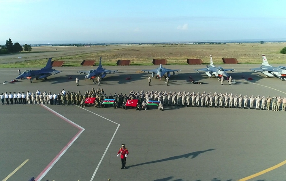“TurAz Qartalı-2020” təlimlərində iştirak edəcək Türkiyənin F-16 təyyarələri Azərbaycana gəlib VİDEO