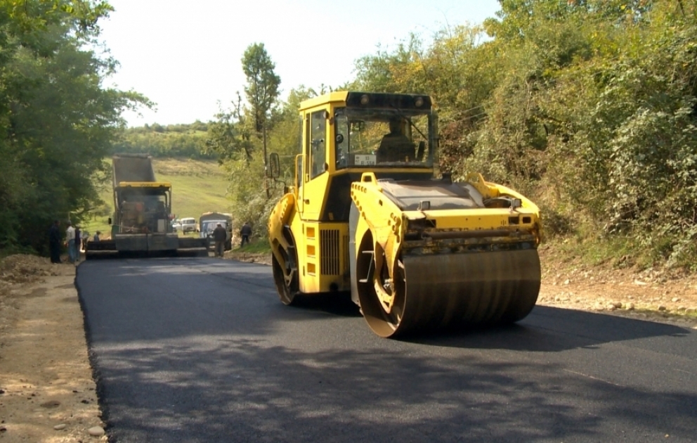 Qusarda 14 yaşayış məntəqəsini əhatə edən yolun yenidən qurulması davam edir