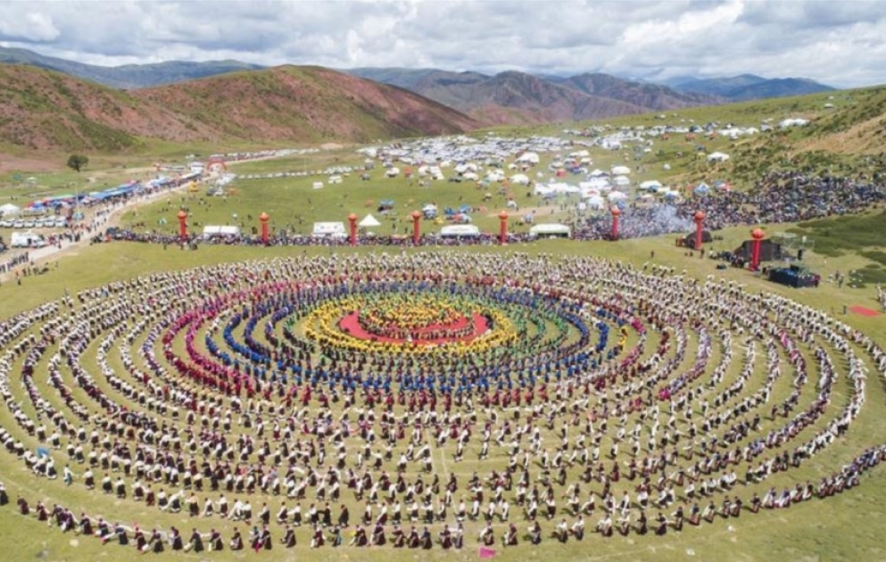 Tibetdə simli musiqi alətləri ilə rəqs şousunda rekord qeydə alınıb VİDEO