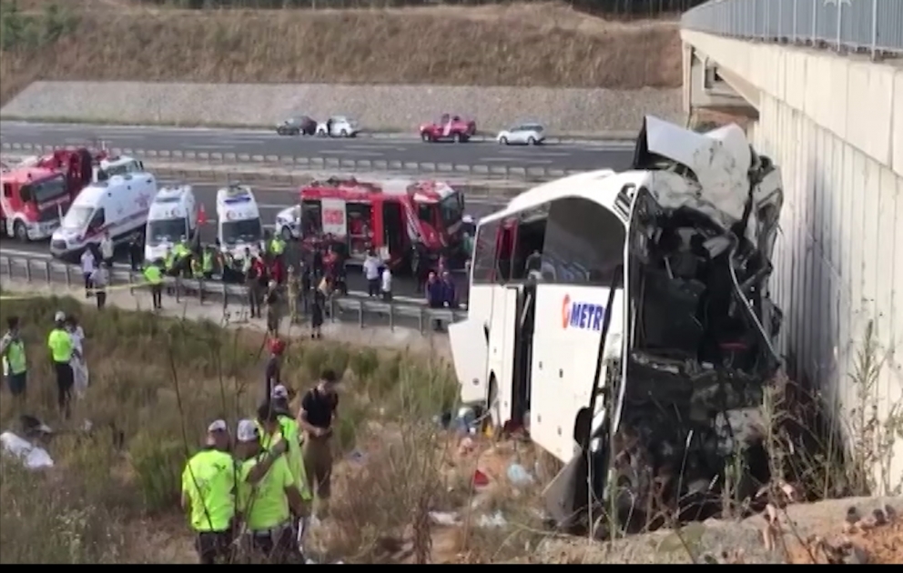 İstanbulda sərnişin avtobusu aşıb, ölən və yaralananlar var VİDEO