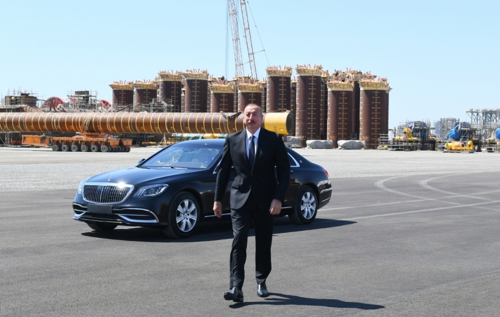 Le président Ilham Aliyev participe à la cérémonie d’envoi à la mer des jackets pour le champ « Karabagh » VIDEO