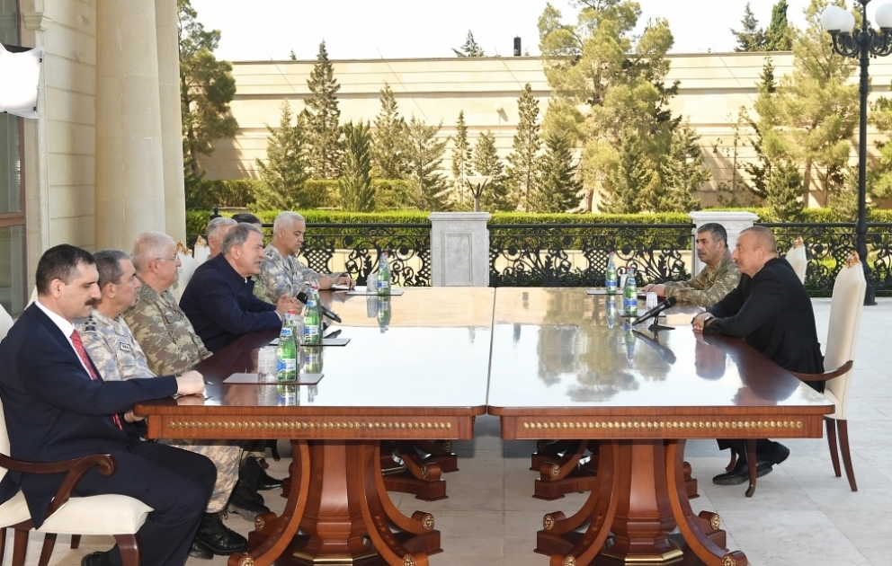 Präsident Ilham Aliyev empfängt türkische Delegation um Verteidigungsminister VIDEO