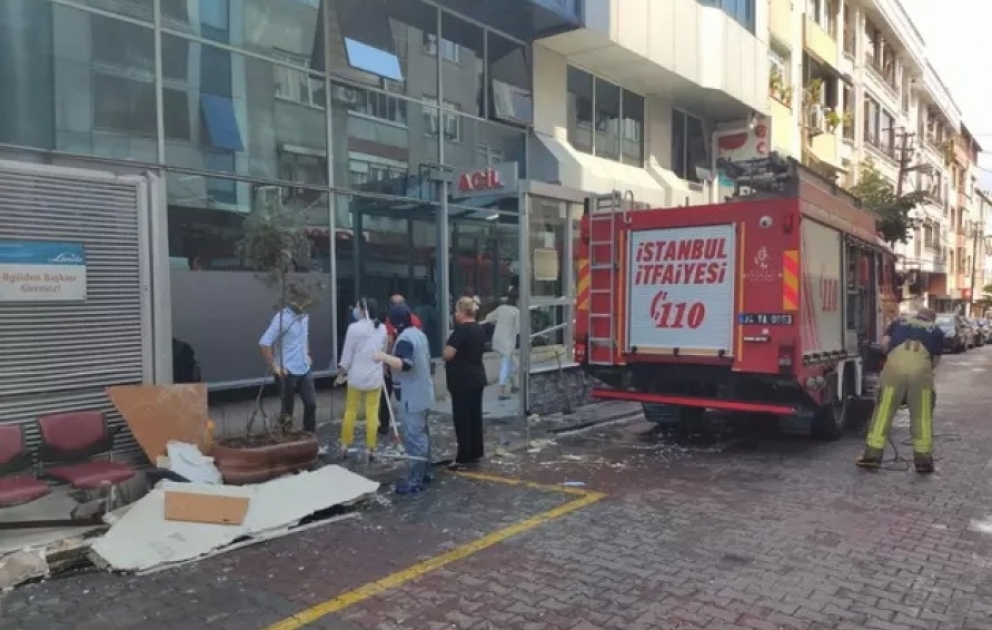 İstanbulda xəstəxananın damı çöküb VİDEO
