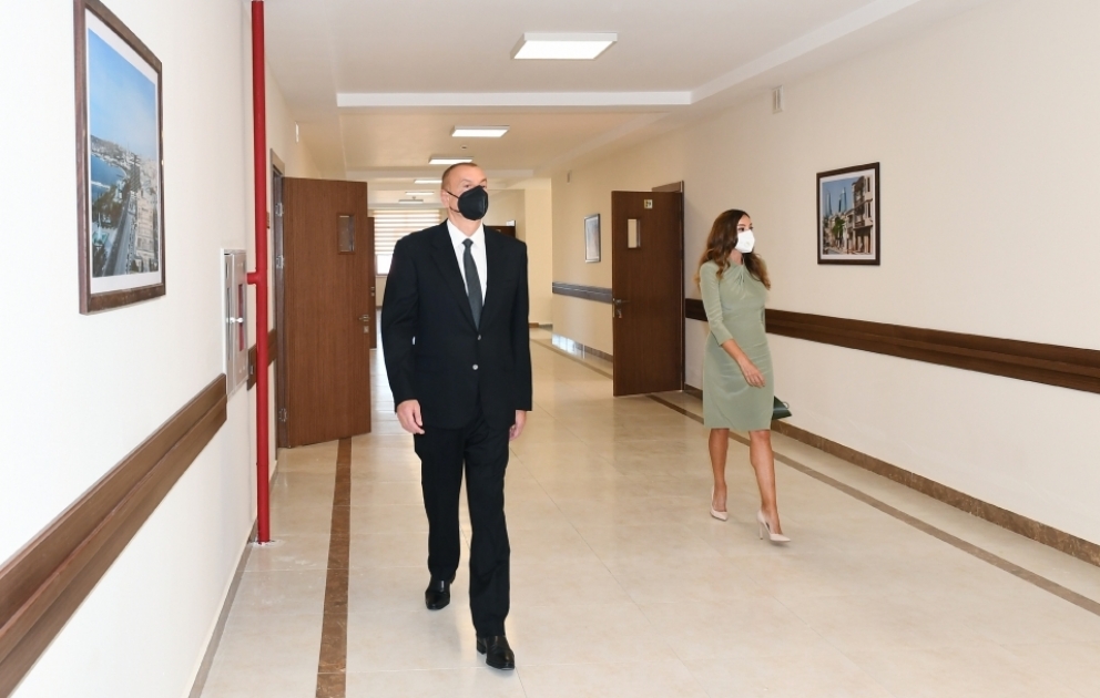 Bakının Qala qəsəbəsində 216 nömrəli tam orta məktəb üçün yeni bina inşa edilib  Prezident İlham Əliyev və birinci xanım Mehriban Əliyeva məktəb binasının açılışında iştirak ediblər  YENİLƏNİB 2  VİDEO