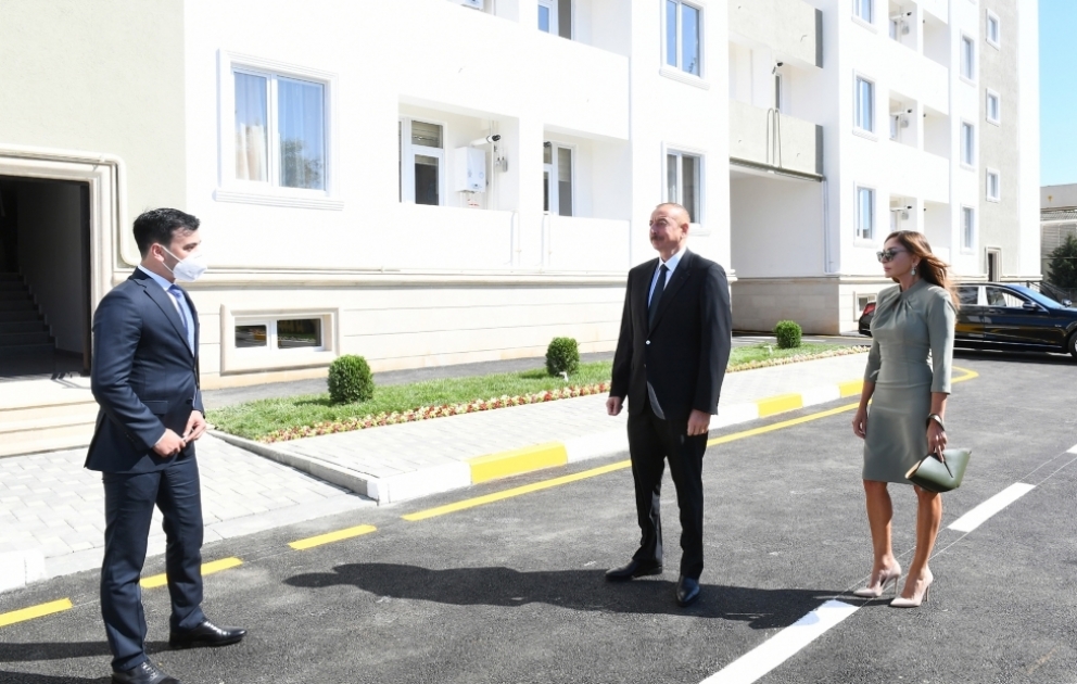 Präsident Ilham Aliyev und First Lady Mehriban Aliyeva weihen rekonstruiertes Wohnheimgebäude ein VIDEO