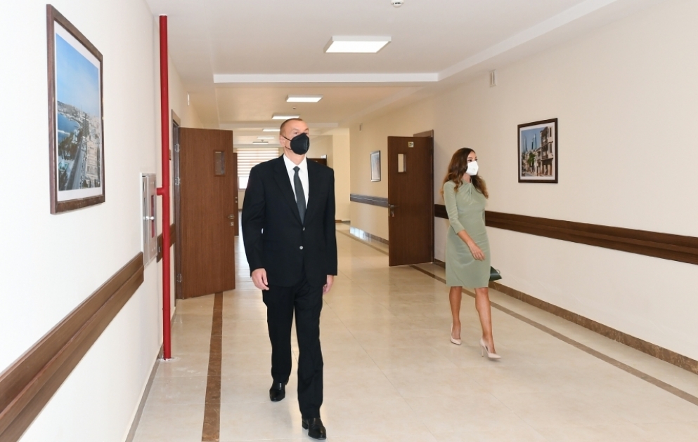Präsident Ilham Aliyev und First Lady Mehriban Aliyeva weihen neues Lehrgebäude der Mittelschule Nr. 216 ein VIDEO