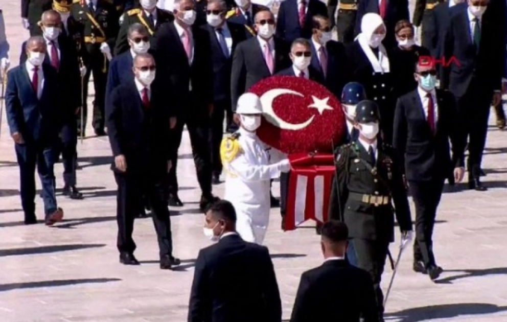 Türkiyənin Zəfər bayramı və Silahlı Qüvvələr Günü münasibətilə Anıtqəbir ziyarət olunub VİDEO
