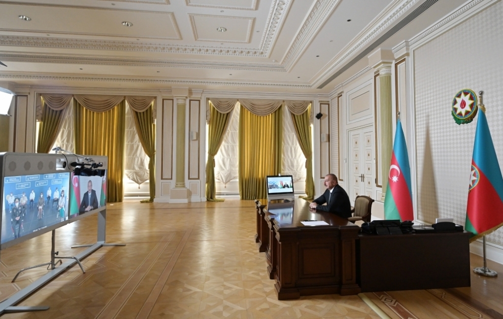 Präsident Ilham Aliyev nimmt an der Eröffnung eines weiteren modularen Krankenhauses im Videoformat teil VIDEO