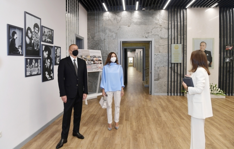 Präsident Ilham Aliyev und First Lady Mehriban Aliyeva weihen Kinderkunstschule ein VIDEO