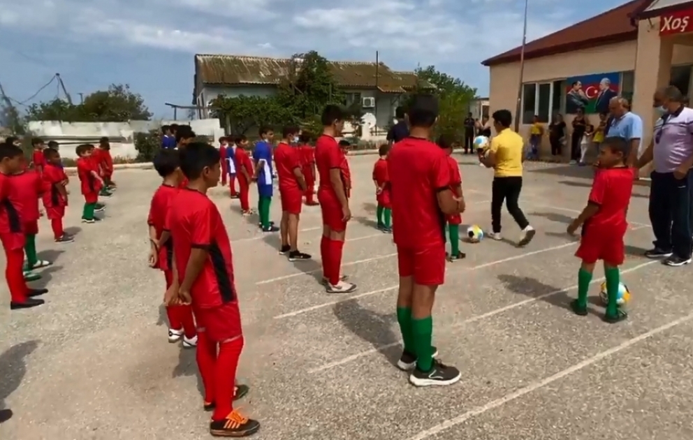 Məcburi köçkünlərin məktəbli uşaqlarına futbol forması hədiyyə edilib VİDEO