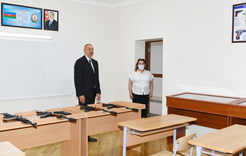 Prezident İlham Əliyev Bakıdakı 251 nömrəli məktəbdə aparılan əsaslı təmir işləri ilə tanış olub, bu təhsil ocağının yeni korpusunun açılışında iştirak edib YENİLƏNİB  VİDEO