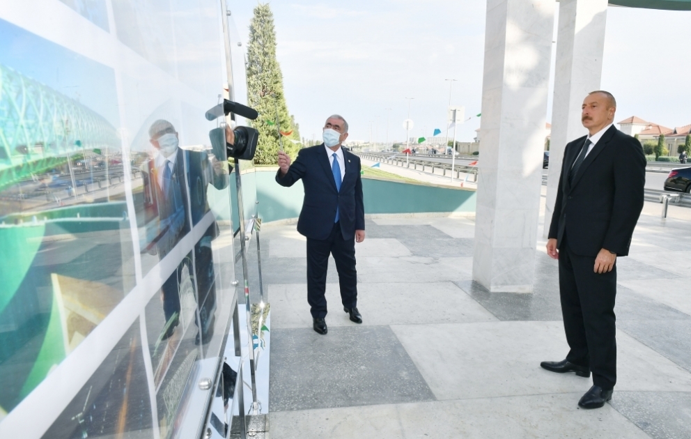 Präsident Ilham Aliyev weiht Fußgängerüberführung auf der Automobilstraße Mardakan-Zugulba ein VIDEO