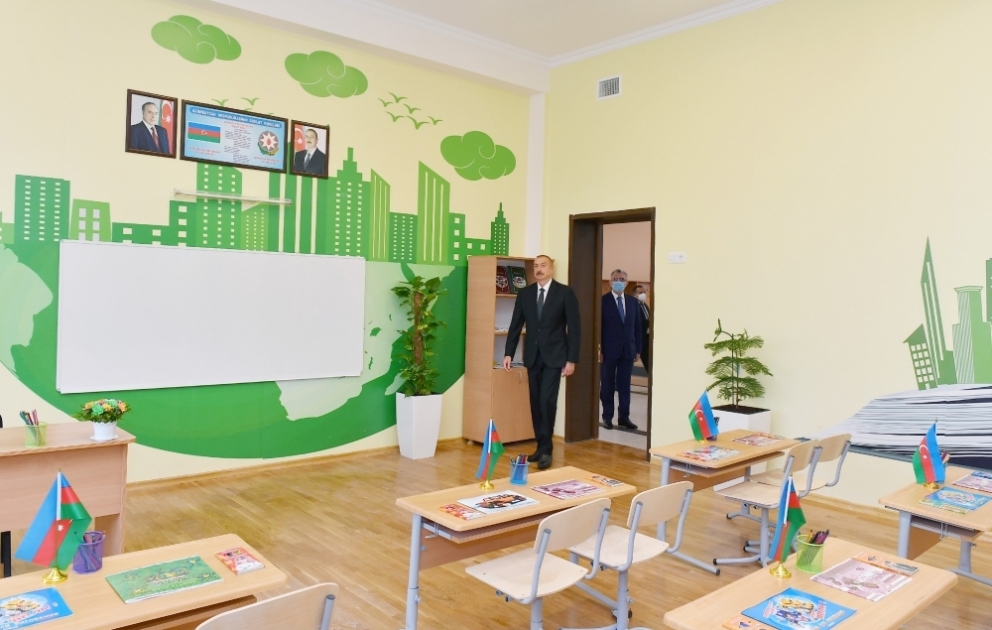 Präsident Ilham Aliyev weiht neues Schulgebäude im Surakhani Stadtbezirk von Baku ein VIDEO