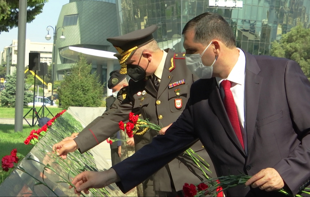 Bakının işğaldan azad edilməsinin 102-ci ildönümü münasibətilə Türk şəhidliyində anım mərasimi keçirilib VİDEO ​
