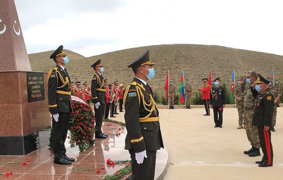 Müdafiə Nazirliyinin təşkilatçılığı ilə Qobustan rayonundakı Türk Şəhidliyində və hərbi hissədə anım mərasimləri keçirilib VİDEO ​