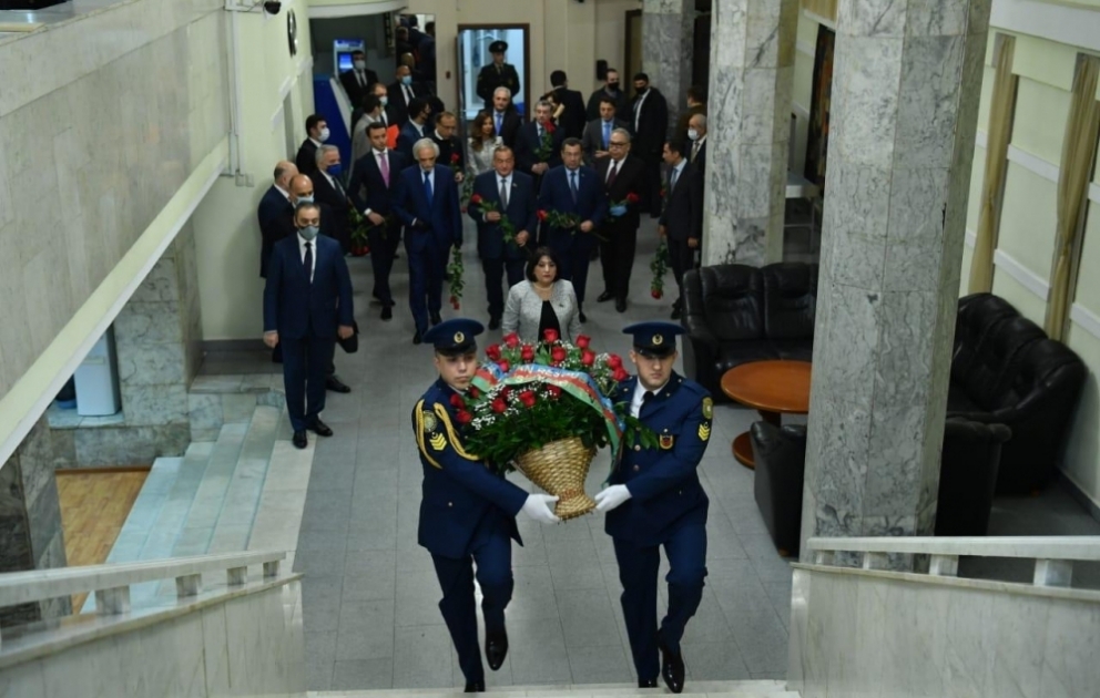 Azərbaycan parlamentinin nümayəndə heyəti Moskvada ulu öndər Heydər Əliyevin barelyefi önünə əklil qoyub VİDEO