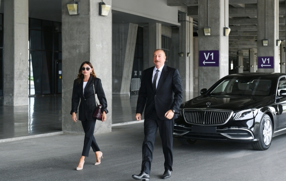 President Ilham Aliyev and first lady Mehriban Aliyeva viewed new ambulance vans delivered to Azerbaijan VIDEO