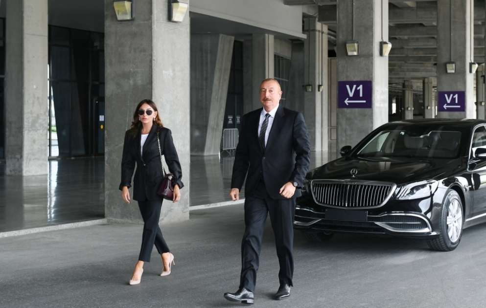 Le président Ilham Aliyev et la première dame Mehriban Aliyeva prennent connaissance de nouvelles ambulances importées dans le pays VIDEO