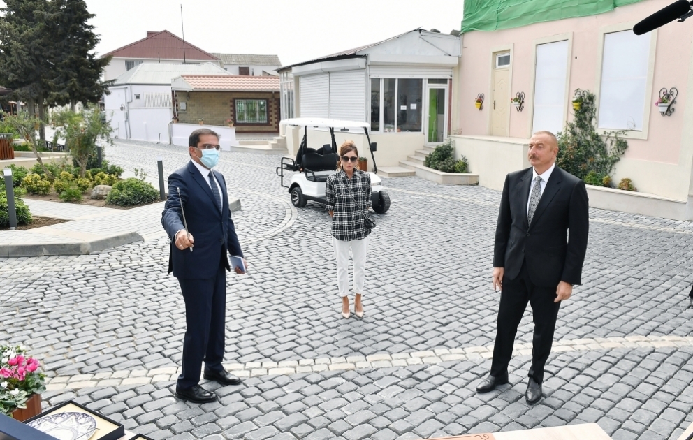 Le président Ilham Aliyev et la première dame Mehriban Aliyeva prennent connaissance des travaux d’aménagement effectués à Balakhany VIDEO