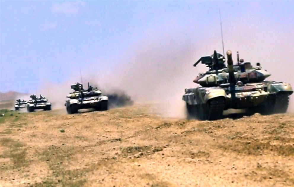 Tank bölmələri artilleriya ilə qarşılıqlı fəaliyyətdə təlim-döyüş tapşırıqlarını icra edirlər VİDEO