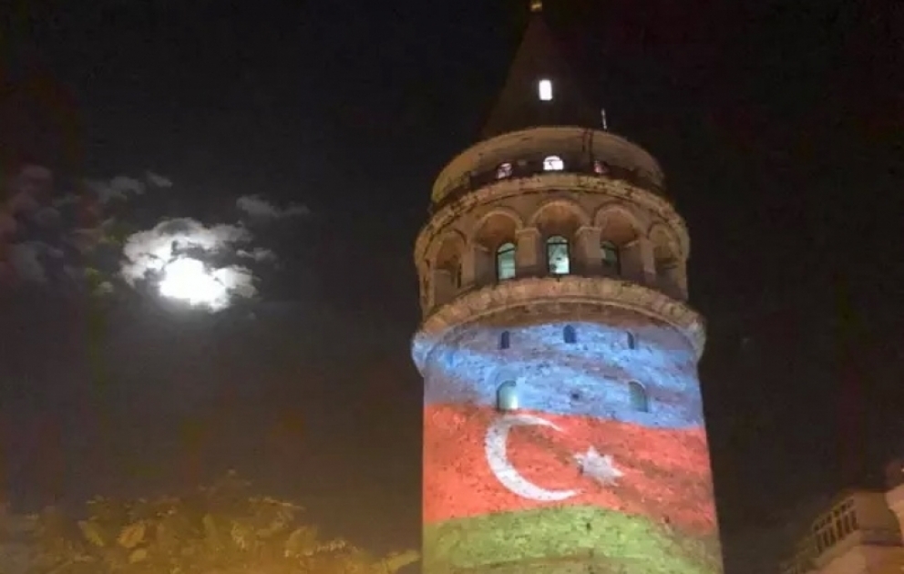 İstanbulun tarixi Qalata qülləsi Azərbaycan bayrağının rəngləri ilə işıqlandırılıb VİDEO