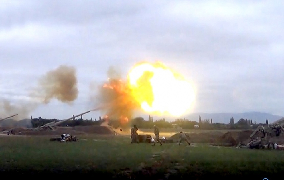 Einheiten der aserbaidschanischen Armee setzen Artillerieschläge auf feindliche Stellungen VIDEO