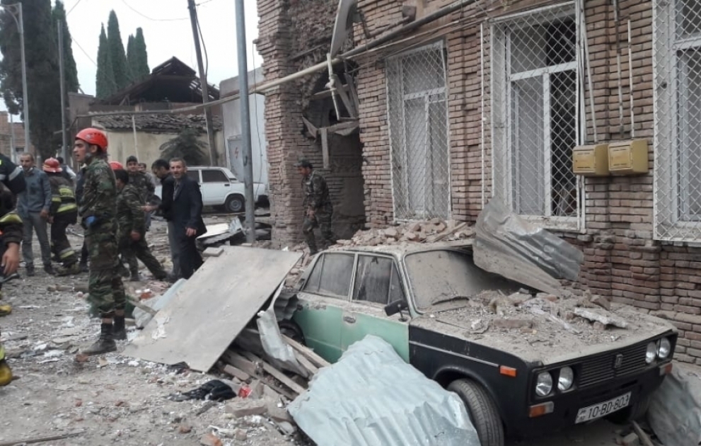 Armenien beschießt Zivilisten, Infrastrukturen und historische Gebäude in der alten Stadt Ganja VIDEO