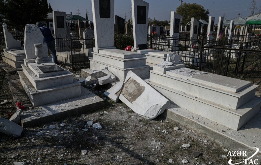 L’ennemi a lancé des obus sur un cimetière à Terter lors des funérailles, tuant et blessant des civils azerbaïdjanais VIDEO