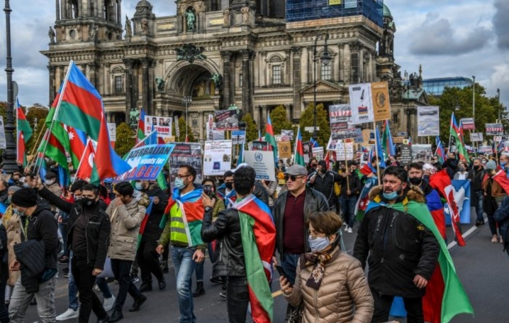 В Берлине прошла массовая демонстрация соотечественников в поддержку освободительной миссии доблестной Азербайджанской армии ВИДЕО