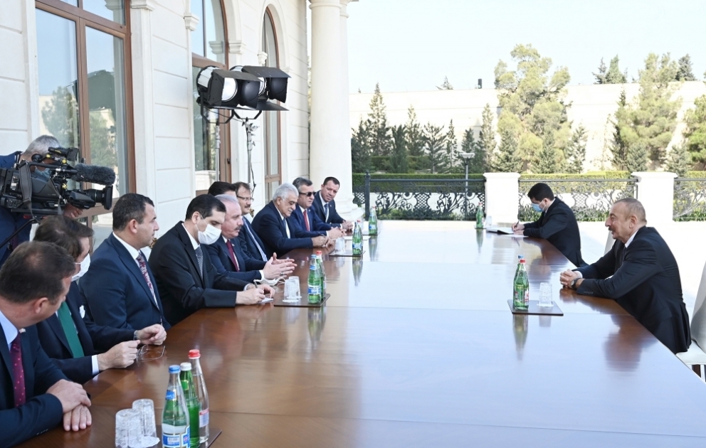 Le président Ilham Aliyev reçoit une délégation menée par le président du parlement turc VIDEO