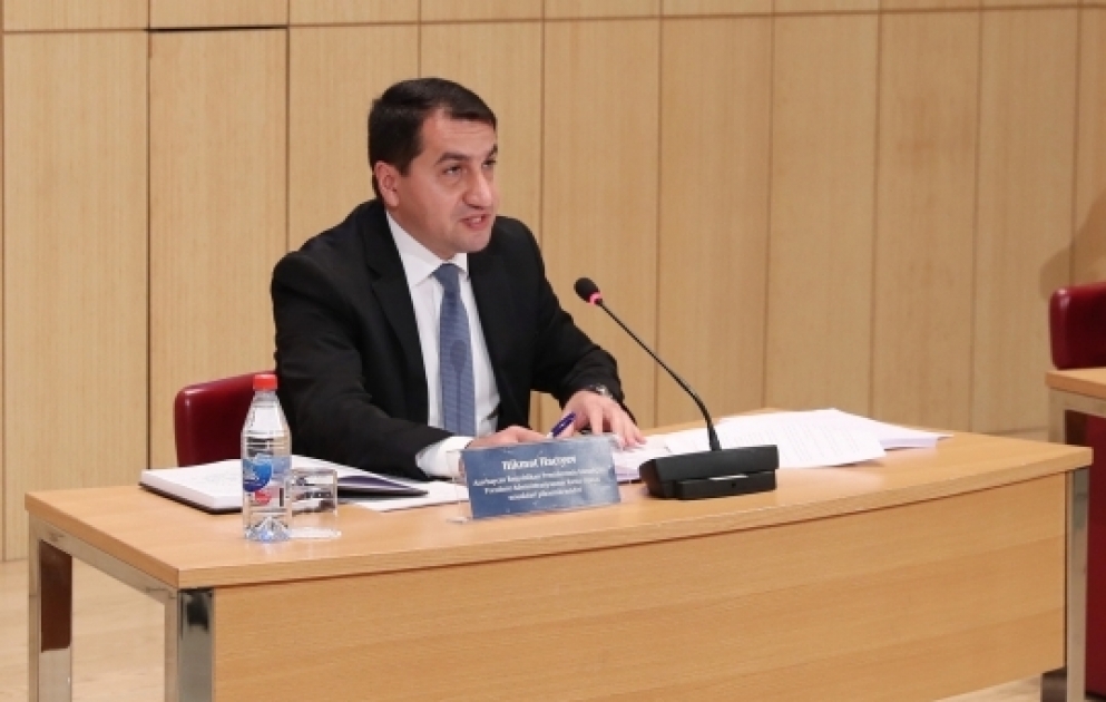 Hikmat Hajiyev: Armenien begeht Terroranschläge gegen aserbaidschanische Zivilbevölkerung auf staatlicher Ebene VIDEO