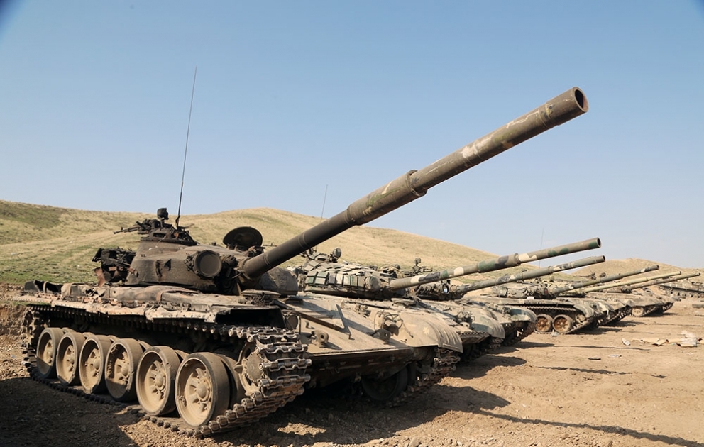Министерство обороны распространило кадры военной техники, оставленной противником на поле боя при бегстве ВИДЕО