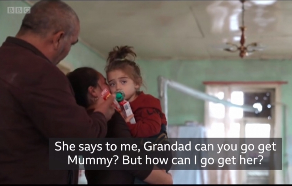 BBC Ermənistanın Gəncəyə raket hücumu nəticəsində hər iki valideynini və bacısını itirmiş üç yaşlı Xədicə barədə reportaj yayımlayıb VİDEO