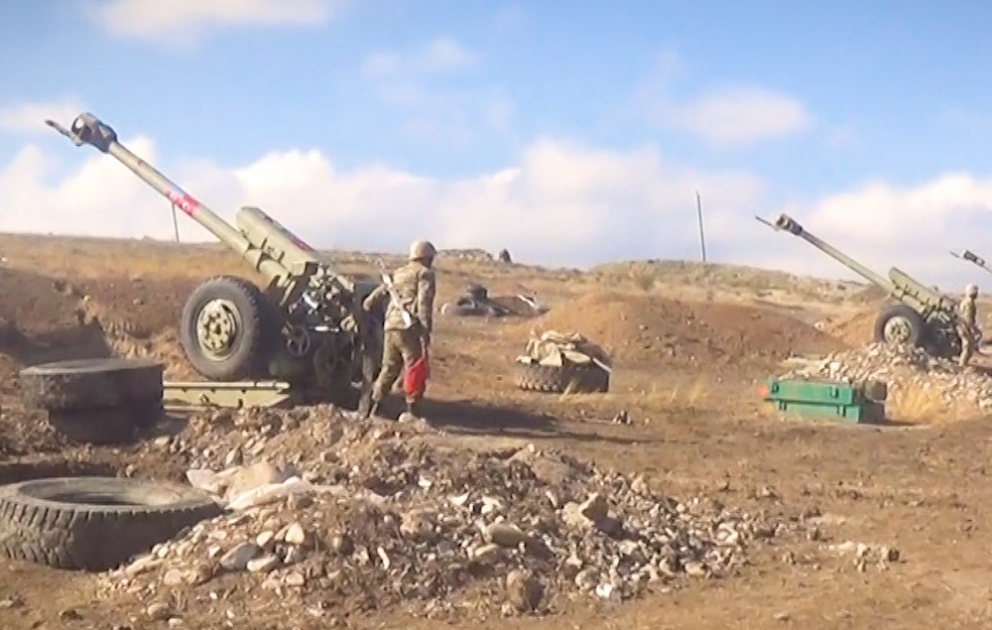 ​Les artilleurs azerbaïdjanais portent des coups précis aux emplacements du tir de l'ennemi VIDEO