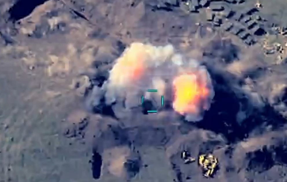 Verteidigungsministerium: Aserbaidschanische Armee versetzt dem Feind, der Städte und Dörfer mit verbotenen Raketen beschießt, vernichtende Schläge VIDEO