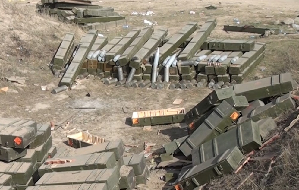 Müdafiə Nazirliyi düşmənin döyüş meydanında atıb qaçdığı döyüş sursatı və texnikalarının videogörüntüsünü paylaşıb VİDEO