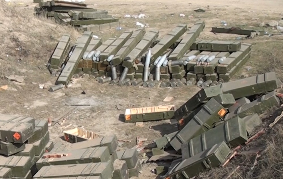 Armenische Einheiten lassen ihre Ausrüstungen und Militärtechniken auf dem Kampffeld fallen VIDEO