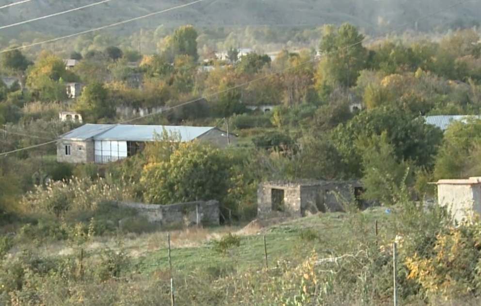 Le ministère de la Défense diffuse une vidéo des villages Qiyasly et Sariyatag de la région de Goubadly libérés de l'occupation VIDEO