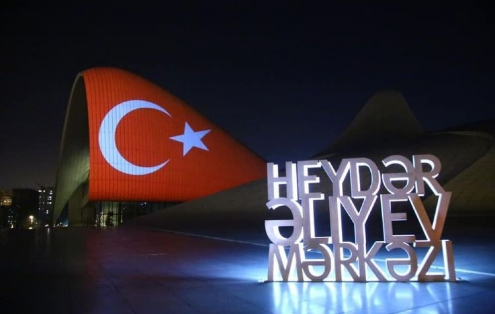 Heydər Əliyev Mərkəzinin binası və Bakı Olimpiya Stadionunun üzərinə Türkiyənin bayrağı videoproyeksiya olunub VİDEO
