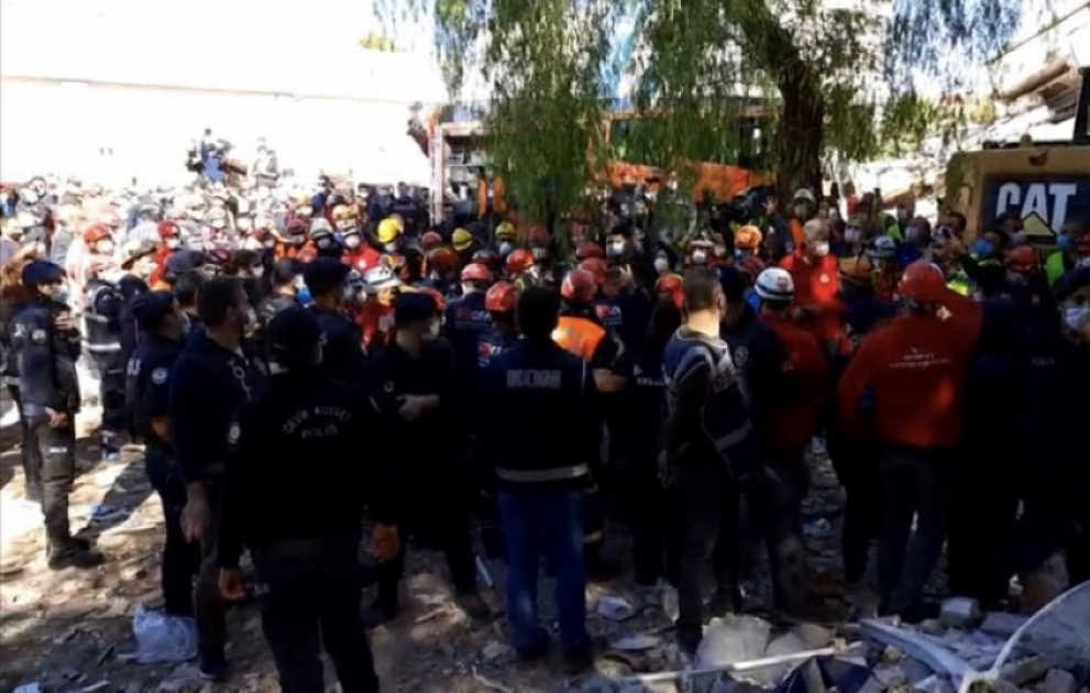İzmirdə dağıntılar altından ana və onun üç uşağı sağ olaraq çıxarılıblar VİDEO