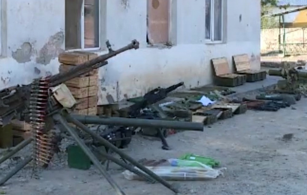 Aserbaidschanische Armee beschlagnahmt Munitionen und Waffen armenischer Einheiten in Richtung Zangilan VIDEO