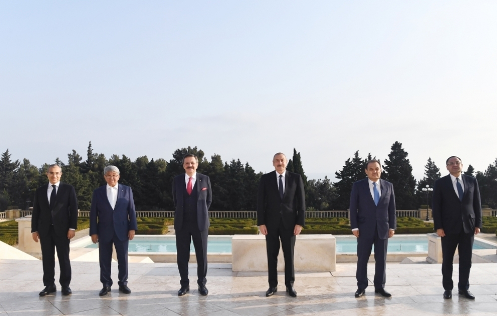 Le président de la République Ilham Aliyev reçoit le secrétaire général du Conseil turcique, le président de l’Union des Chambres et Bourses de Turquie, le président de la Chambre de commerce et d’industrie d’Ouzbékistan et le président de la Chambre de commerce et d’industrie de Kirghizistan VIDEO